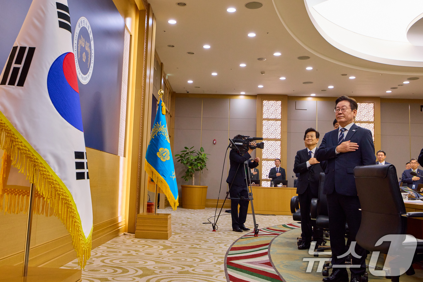 (서울=뉴스1) 허경 기자 = 이재명 대통령이 16일 세종시 정부세종청사에서 열린 제42회 국무회의에서 국무위원들과 함께 국민의례를 하고 있다. (대통령실 제공. 재판매 및 DB …