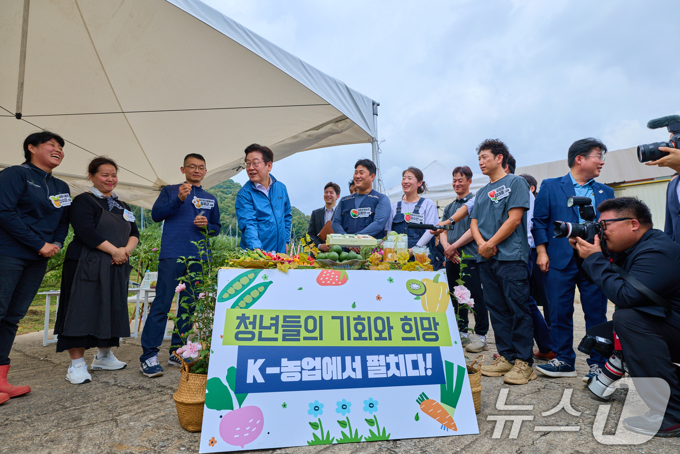 (서울=뉴스1) 허경 기자 = 이재명 대통령이 16일 세종시 전동면 조일농원에서 열린 청년 농업인 간담회에서 참석자들과 대화를 하고 있다. (대통령실 제공. 재판매 및 DB 금지) …