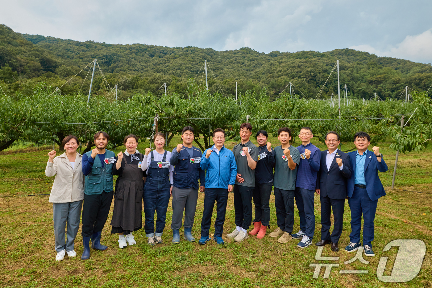 (서울=뉴스1) 허경 기자 = 이재명 대통령이 16일 세종시 전동면 조일농원에서 열린 청년 농업인 간담회에서 농업인들과 기념촬영을 하고 있다. (대통령실 제공. 재판매 및 DB 금 …