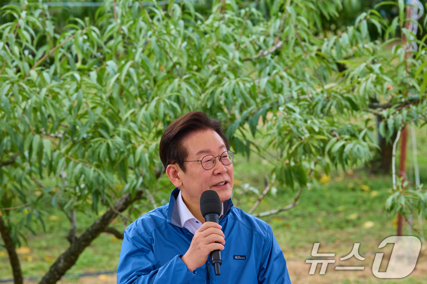 (서울=뉴스1) 허경 기자 = 이재명 대통령이 16일 세종시 전동면 조일농원에서 열린 청년 농업인 간담회에서 발언하고 있다. (대통령실 제공. 재판매 및 DB 금지) 2025.9. …