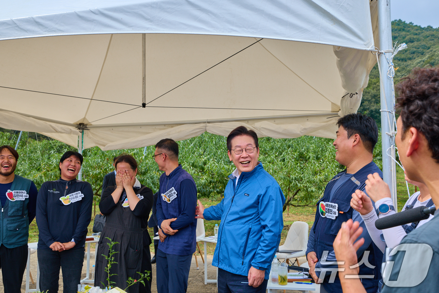 (서울=뉴스1) 허경 기자 = 이재명 대통령이 16일 세종시 전동면 조일농원에서 열린 청년 농업인 간담회에서 참석자들과 대화를 하고 있다. (대통령실 제공. 재판매 및 DB 금지) …