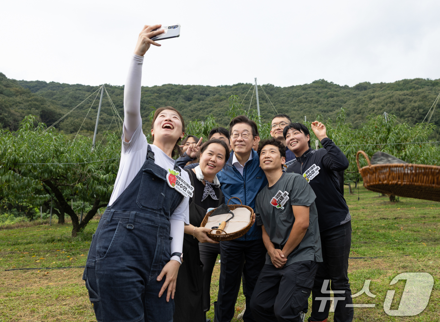 (서울=뉴스1) 허경 기자 = 이재명 대통령이 16일 세종시 전동면 조일농원에서 열린 청년 농업인 간담회에서 농업인들과 기념촬영을 하고 있다. (대통령실 제공. 재판매 및 DB 금 …
