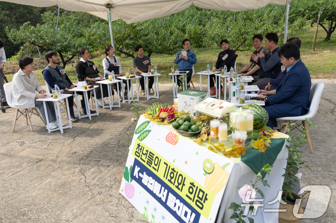 (서울=뉴스1) 허경 기자 = 이재명 대통령이 16일 세종시 전동면 조일농원에서 열린 청년 농업인 간담회에서 참석자의 발언을 경청하고 있다. (대통령실 제공. 재판매 및 DB 금지 …