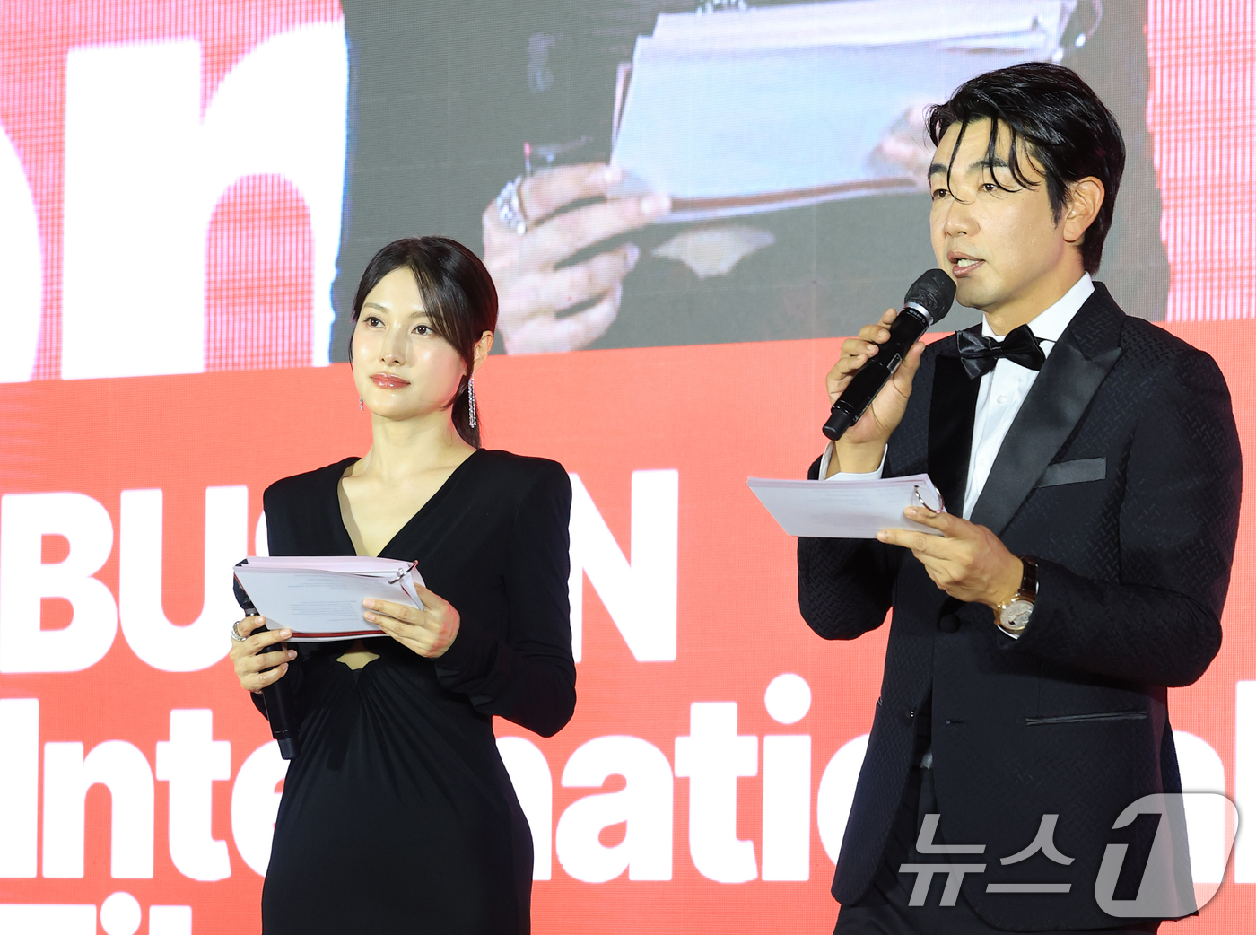 (부산=뉴스1) 권현진 기자 = MC 박규리와 이종혁(오른쪽)이 16일 부산 중구 비프광장 야외무대에서 열린 ‘제30회 부산국제영화제’ 전야제에 참석해 진행을 하고 있다. 2025 …