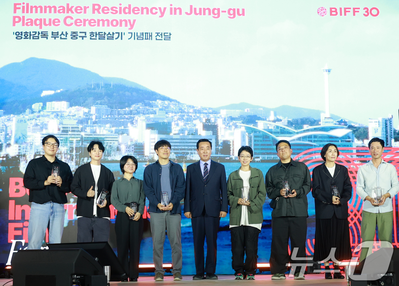 (부산=뉴스1) 권현진 기자 = 최진봉 부산 중구청장(왼쪽 다섯번째)이 16일 부산 중구 비프광장 야외무대에서 열린 ‘제30회 부산국제영화제’ 전야제에 참석해 부산 중구에서 한달살 …