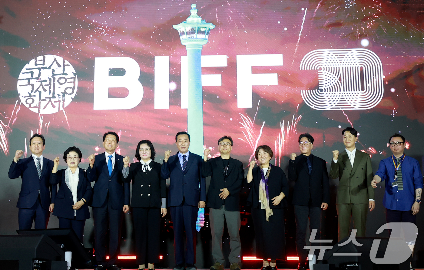 (부산=뉴스1) 권현진 기자 = 최진봉 부산 중구청장(왼쪽 다섯번째)과 정한석 부산국제영화제 집행위원장(왼쪽 여섯번째)을 비롯한 관계자들이 16일 부산 중구 비프광장 야외무대에서 …