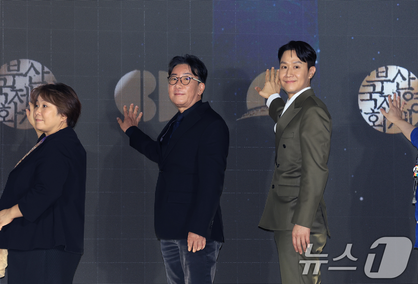 (부산=뉴스1) 권현진 기자 = 윤제균 감독과 배우 정우(오른쪽)가 16일 부산 중구 비프광장 야외무대에서 열린 ‘제30회 부산국제영화제’ 전야제에 참석해 경관 조명 점등식을 하고 …