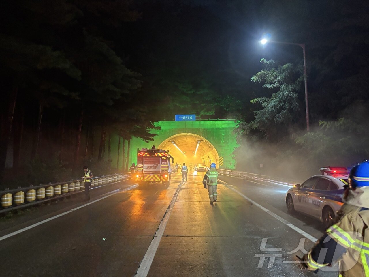 본문 이미지 - 16일 오후 경기 용인시 처인구 영동고속도로 강릉방향 마성터널에서 버스 화재가 발생해 소방대원들이 화재진압을 하고 있다. 이 불로 1명이 중상, 10명이 연기를 흡입해 인근 병원으로 옮겨졌다. 이후 당국은 2개 차로를 차단하고 장비 24대와 인원 72명을 동원해 오후 10시 9분께 초진에 성공했다. 대응 단계도 해제했다. &#40;경기도소방재난본부 제공. 재판매 및 DB 금지&#41; 2025.9.16/뉴스1 ⓒ News1 김영운 기자