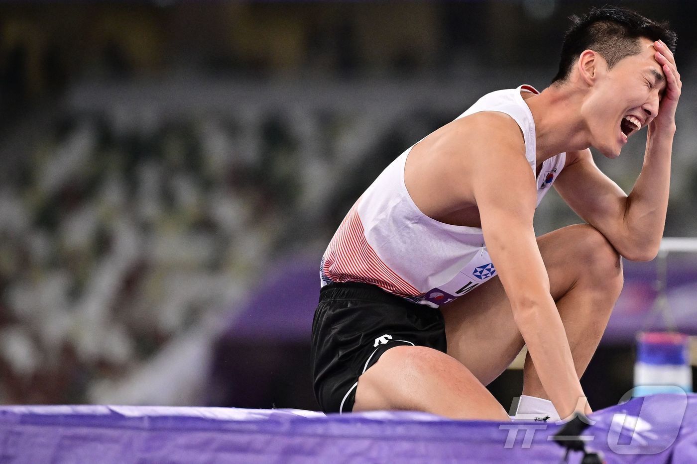 본문 이미지 - 2m38에 실패한 뒤 아쉬워 하는 우상혁. ⓒ AFP=뉴스1