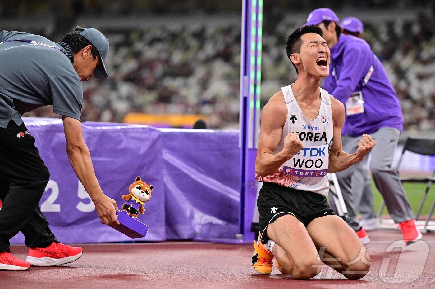 본문 이미지 - 우상혁이 2m34를 넘은 뒤 기뻐하고 있다. ⓒ AFP=뉴스1