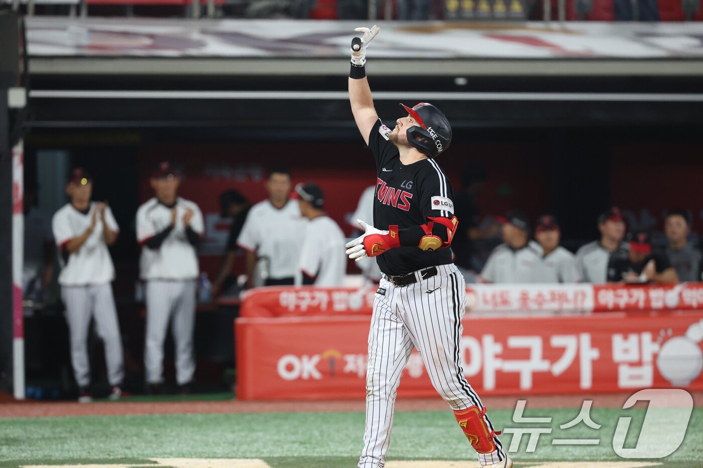 본문 이미지 - 16일 오후 경기 수원시 장안구 KT위즈파크에서 열린 &#39;2025 신한 SOL 뱅크 KBO리그&#39; LG 트윈스와 KT 위즈의 경기, 9회초 무사 주자 없는 상황 LG 오스틴이 홈런을 치고 홈으로 향하고 있다. ⓒ News1 김영운 기자