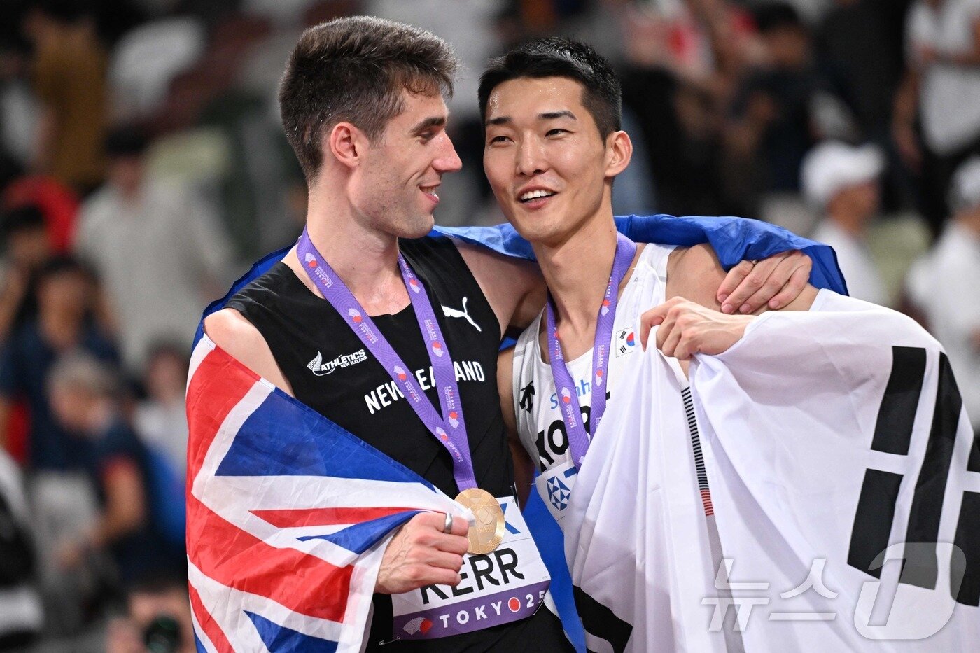 본문 이미지 - 스마일 점퍼 우상혁이 세계육상선수권 은메달을 수확했다. 금메달은 파리올림픽 챔피언 커가 차지했다.  ⓒ AFP=뉴스1