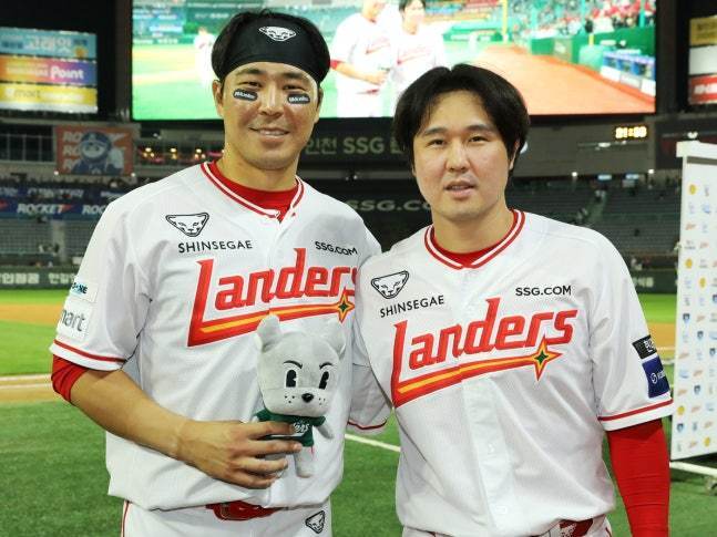 본문 이미지 - SSG 랜더스의 최정&#40;오른쪽&#41;과 한유섬은 KBO리그 동일 선수 최다 백투백 홈런 공동 선두에 올랐다. &#40;SSG 랜더스 제공&#41;