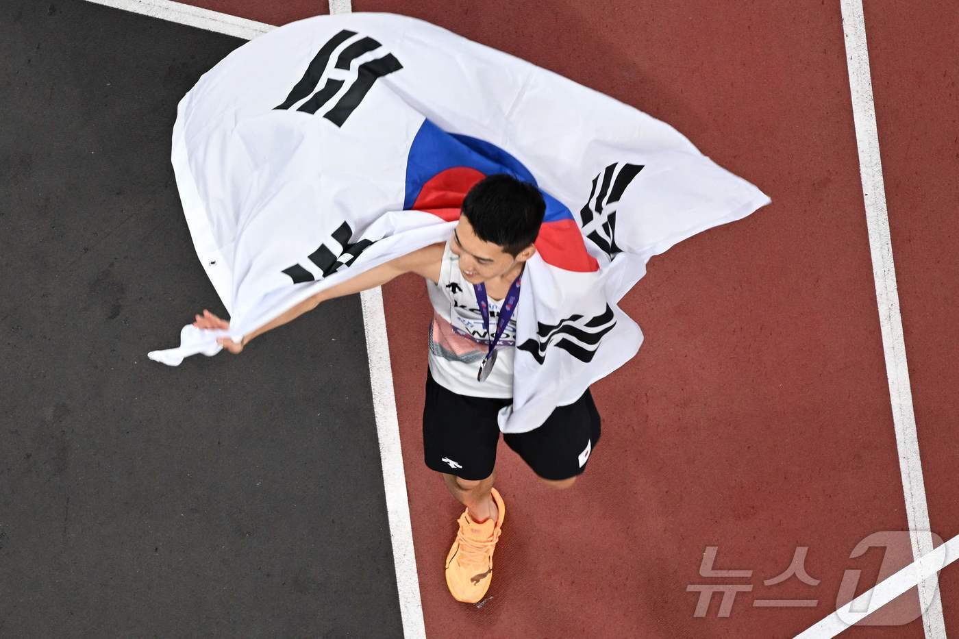 본문 이미지 - 육상은 불가능한 영역으로 간주됐던 종목이다. 하지만 우상혁이 그 벽을 무너뜨렸다.  ⓒ AFP=뉴스1