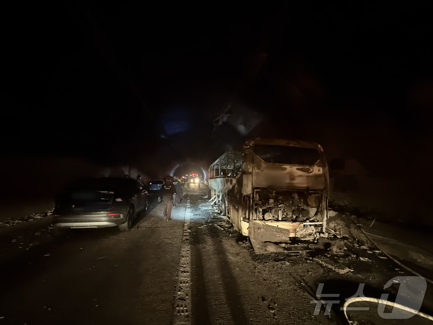 (용인=뉴스1) 김영운 기자 = 16일 오후 경기 용인시 처인구 영동고속도로 강릉방향 마성터널에서 화재가 발생해 버스가 전소돼 있다.이 불로 1명이 중상, 10명이 연기를 흡입해 …