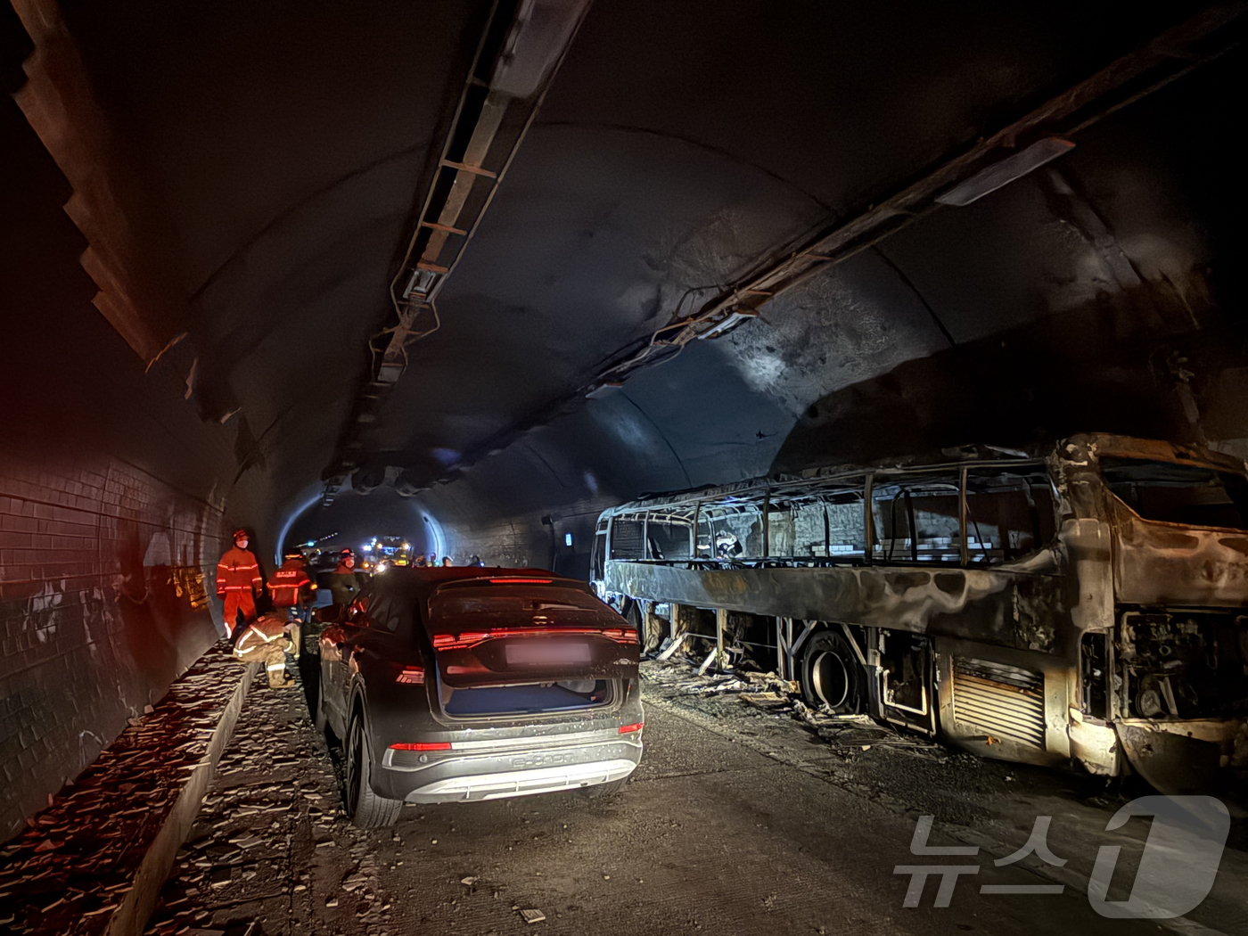 (용인=뉴스1) 김영운 기자 = 16일 오후 경기 용인시 처인구 영동고속도로 강릉방향 마성터널에서 화재가 발생해 버스가 전소돼 있다.이 불로 1명이 중상, 10명이 연기를 흡입해 …