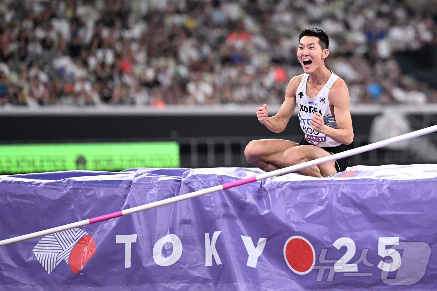 (AFP=뉴스1) = 16일 일본 도쿄 국립경기장에서 열린  2025 도쿄 세계육상선수권대회 남자 높이뛰기 결선에서 은메달을 딴 우상혁이 기뻐하고 있다.ⓒ AFP=뉴스1