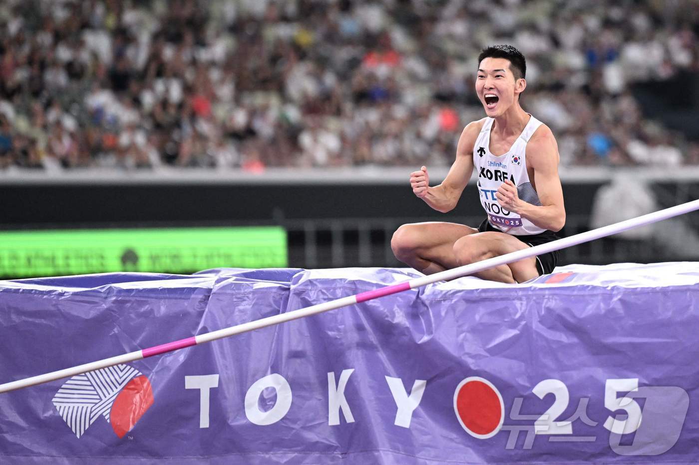 본문 이미지 - 16일 일본 도쿄 국립경기장에서 열린 2025 도쿄 세계육상선수권대회 남자 높이뛰기 결선에서 은메달을 딴 우상혁이 기뻐하고 있다. ⓒ AFP=뉴스1