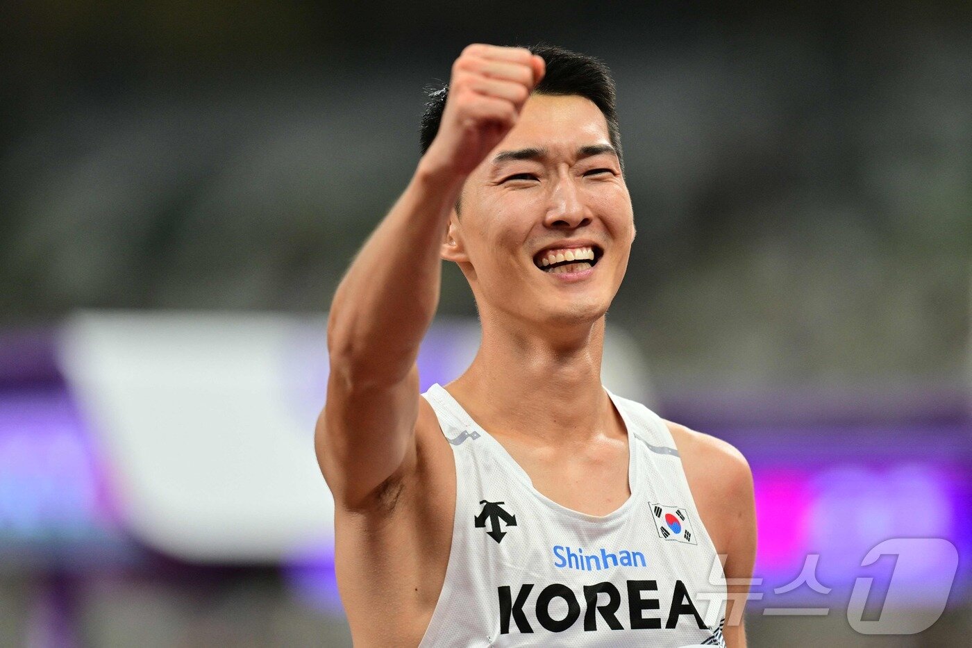 본문 이미지 - 16일 일본 도쿄 국립경기장에서 열린 2025 도쿄 세계육상선수권대회 남자 높이뛰기 결선에서 은메달을 딴 우상혁이 기뻐하고 있다. ⓒ AFP=뉴스1