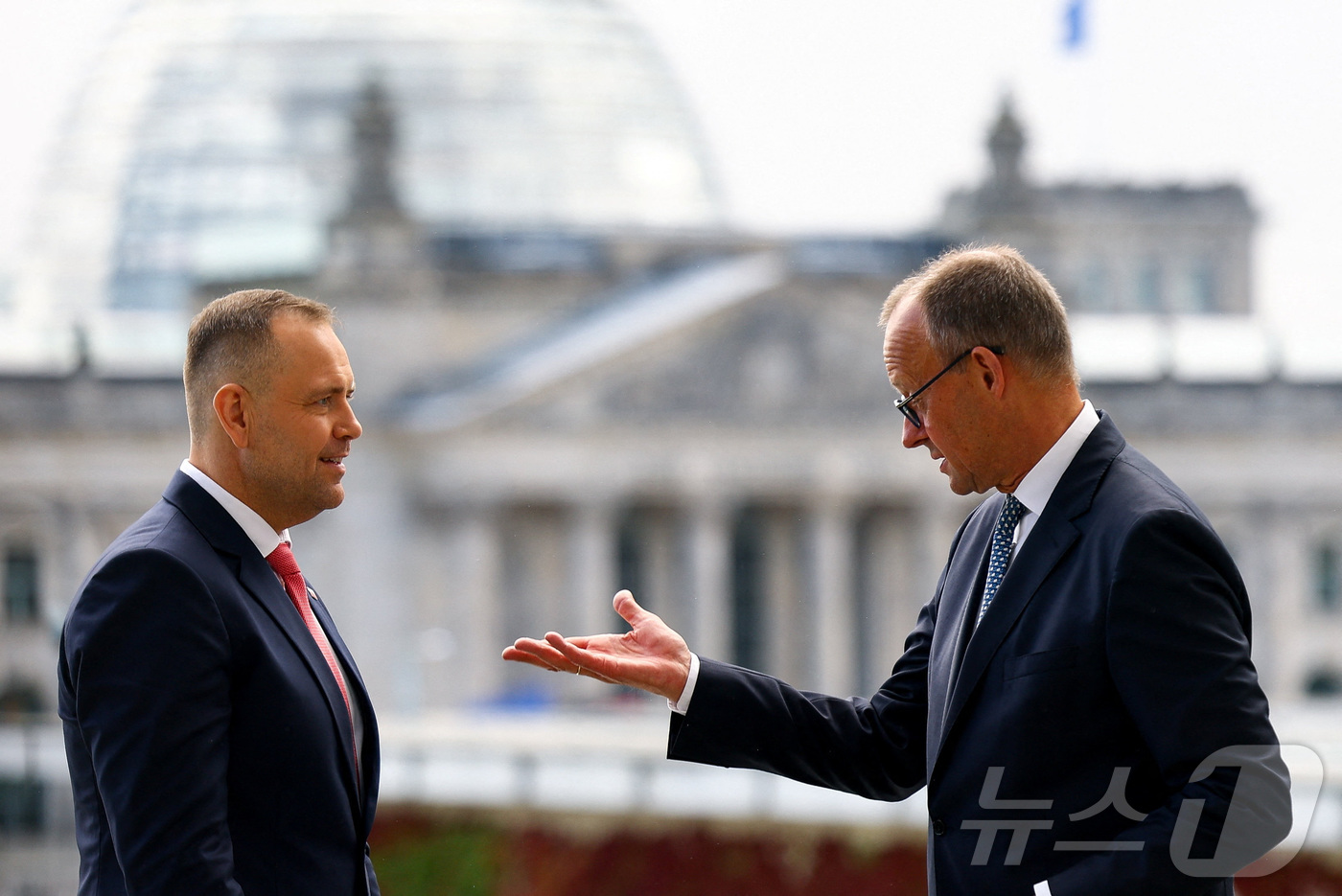 (베를린 로이터=뉴스1) 강민경 기자 = 카롤 나브로츠키 폴란드 대통령이 16일(현지시간) 독일 베를린을 방문해 프리드리히 메르츠 총리와 대화를 나누고 있다. 2025.9.16ⓒ …