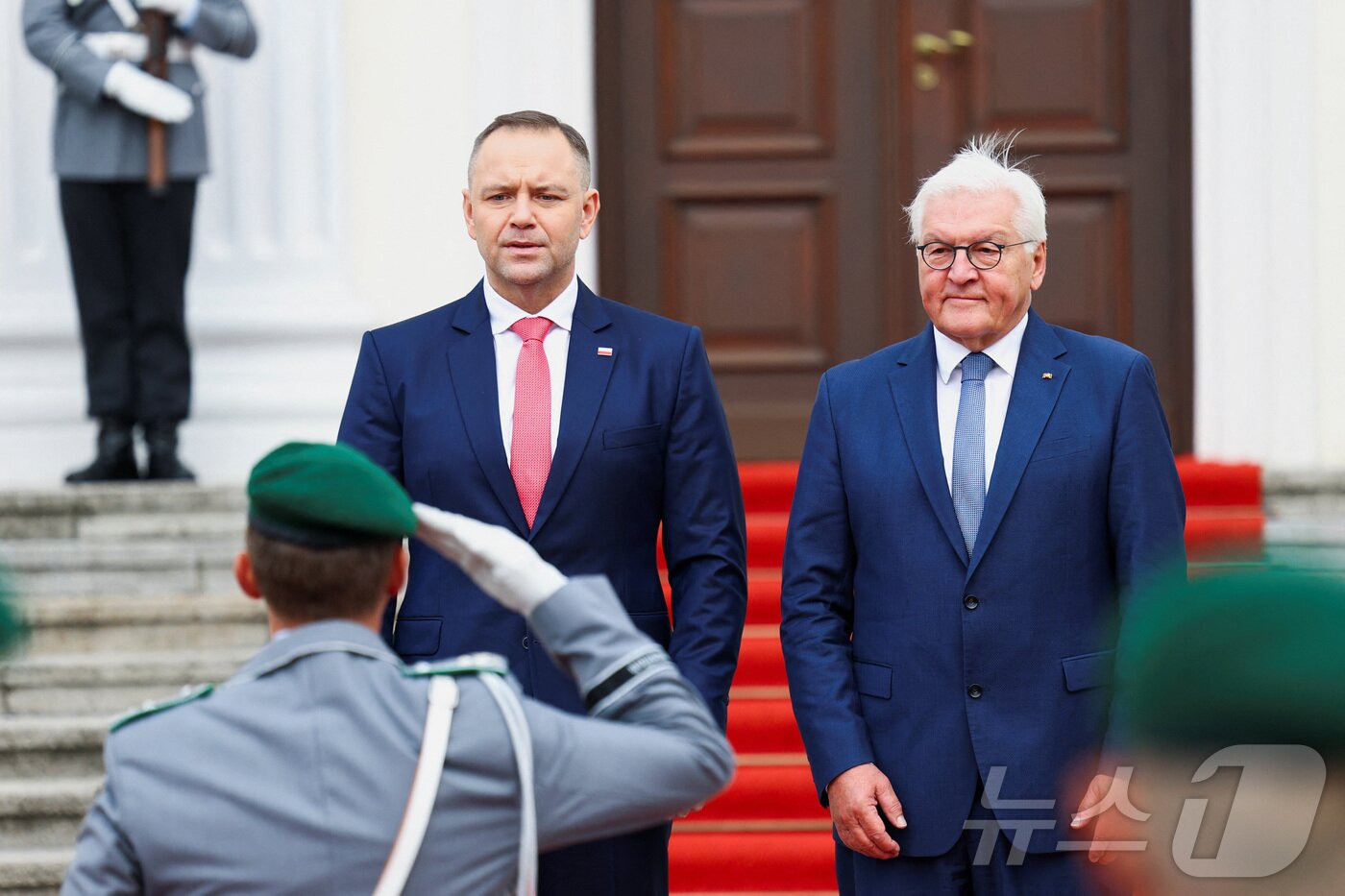 본문 이미지 - 카롤 나브로츠키 폴란드 대통령이 16일&#40;현지시간&#41; 독일 베를린에 방문해 프랑크발터 슈타인마이어 독일 대통령과 회담 전 기념 촬영을 하고 있다. 2025.9.16 ⓒ 로이터=뉴스1 ⓒ News1 강민경 기자