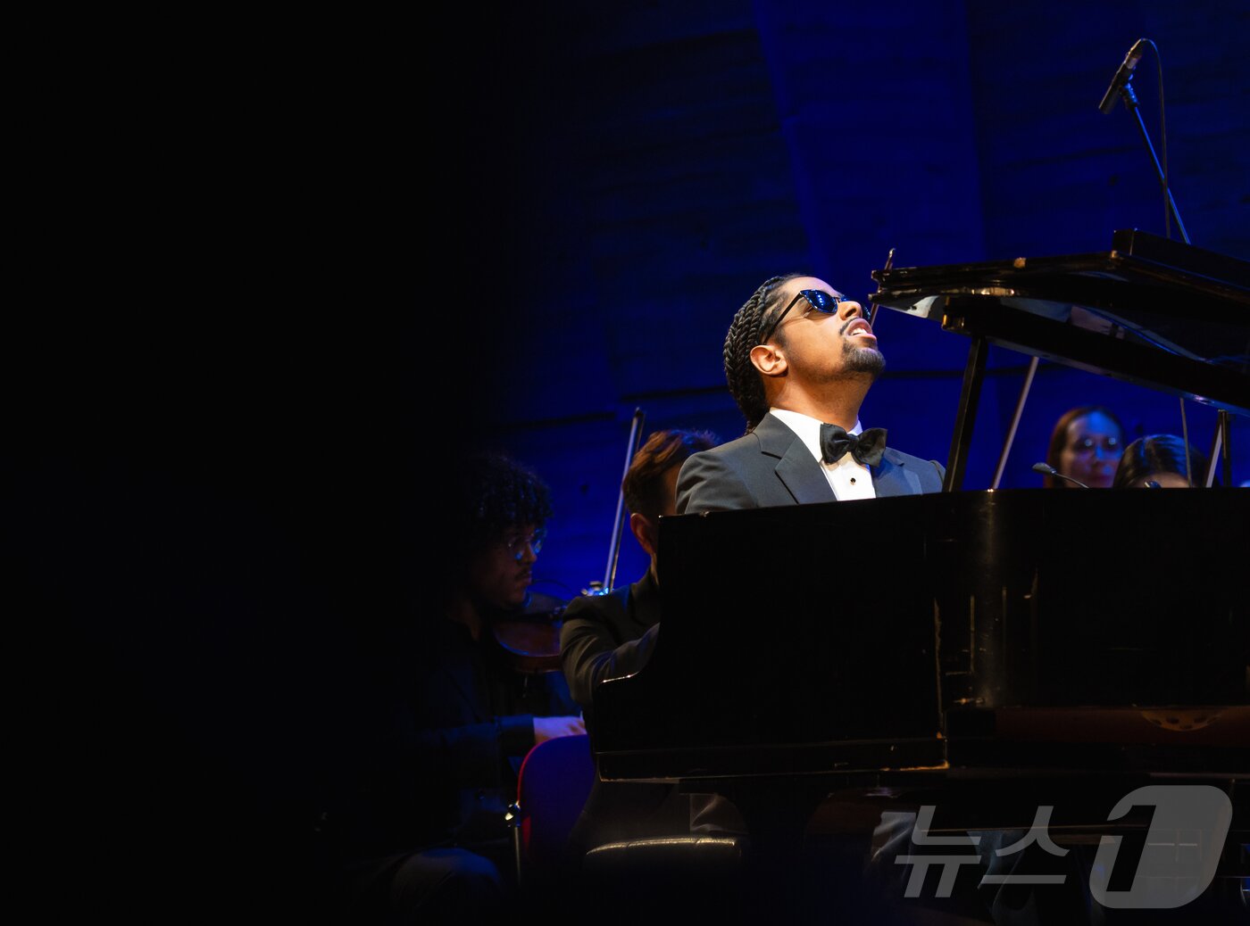 본문 이미지 - 16일&#40;현지시간&#41; 프랑스 파리 유네스코 본부 본회의장에서 열린 국제 시각장애인 음악축제에서 피아니스트 매튜 휘태커가 거슈윈의 ‘랩소디 인 블루’를 연주하고 있다. 2025.9.17/뉴스1 ⓒ News1 이준성 기자