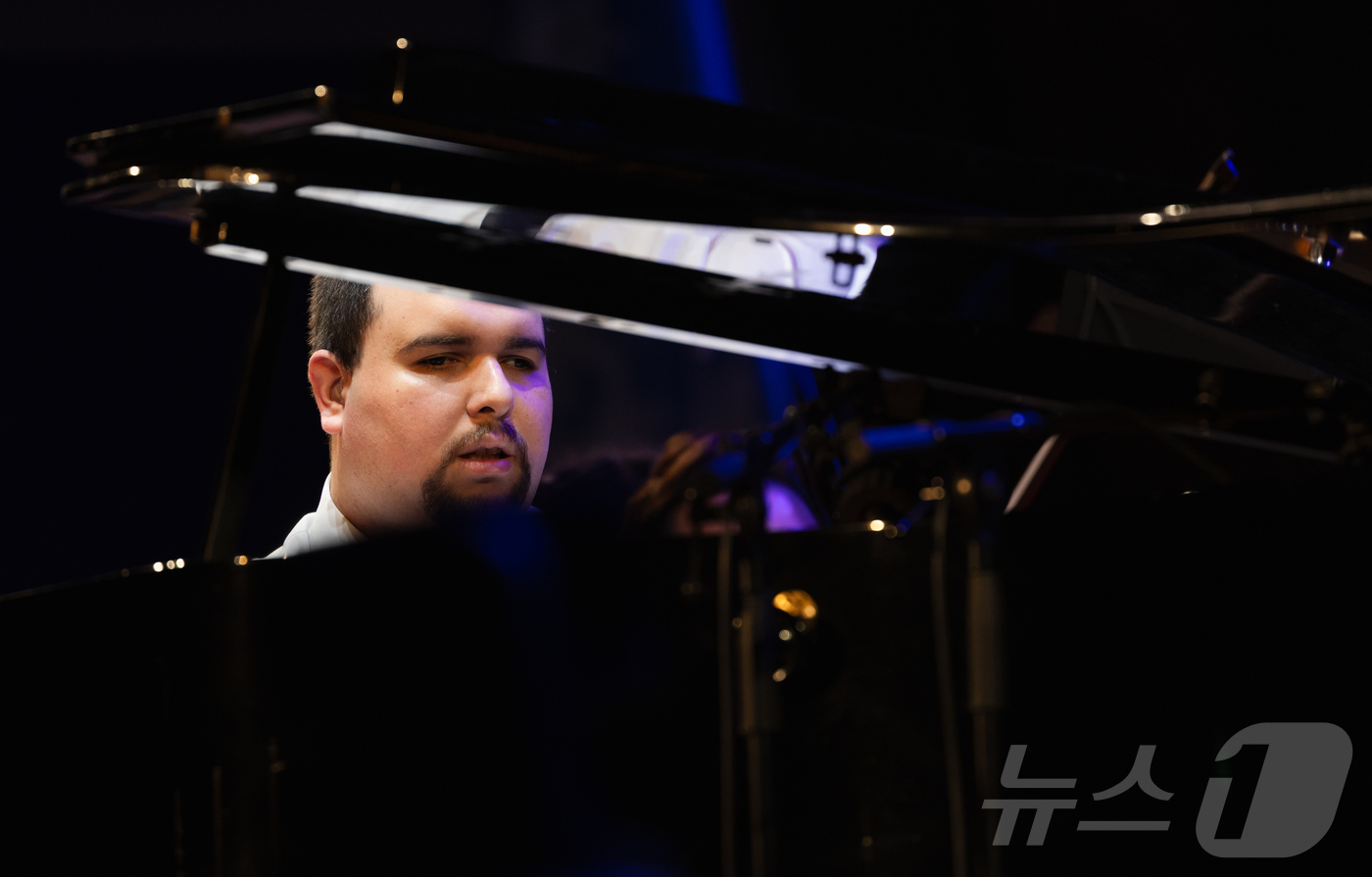 (파리=뉴스1) 이준성 기자 = 16일(현지시간) 프랑스 파리 유네스코 본부 본회의장에서 열린 국제 시각장애인 음악축제에서 피아니스트 예르코 디포니스가 리아푸노프의 ‘피아노 협주곡 …