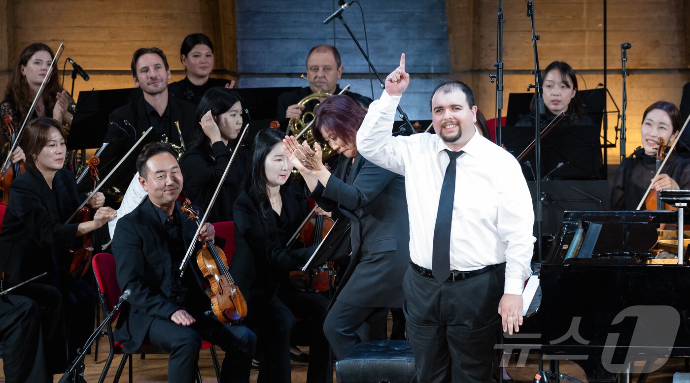 본문 이미지 - 16일&#40;현지시간&#41; 프랑스 파리 유네스코 본부 본회의장에서 열린 국제 시각장애인 음악축제에서 연주를 마친 피아니스트 예르코 디포니스가 관객들에게 인사하고 있다. 2025.9.17/뉴스1 ⓒ News1 이준성 기자