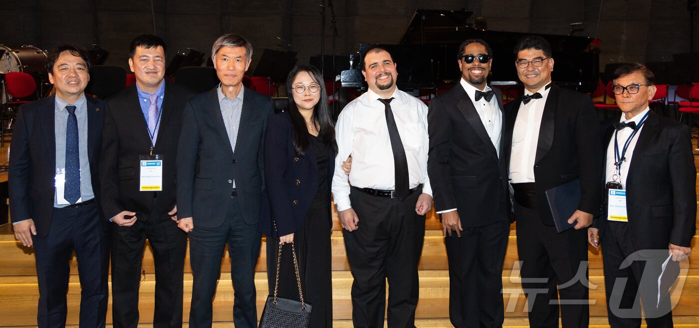 본문 이미지 - 16일&#40;현지시간&#41; 프랑스 파리 유네스코 본부 본회의장에서 열린 국제 시각장애인 음악축제에서 길창욱 벨라 음악재단 한국지부 이사&#40;왼쪽부터&#41;, 김치국 미국 버클리 음대교수, 이일열 주프랑스 한국문화원장, 김미라 벨라 음악재단 대표, 피아니스트 예르코 디포니스, 재즈 피아니스트 매튜 휘태커, 조형식 벨라 음악재단 최고재무책임자, 김성민 벨라음악재단 이사장 등 관계자들이 기념 촬영을 하고 있다. 2025.9.17/뉴스1 ⓒ News1 이준성 기자