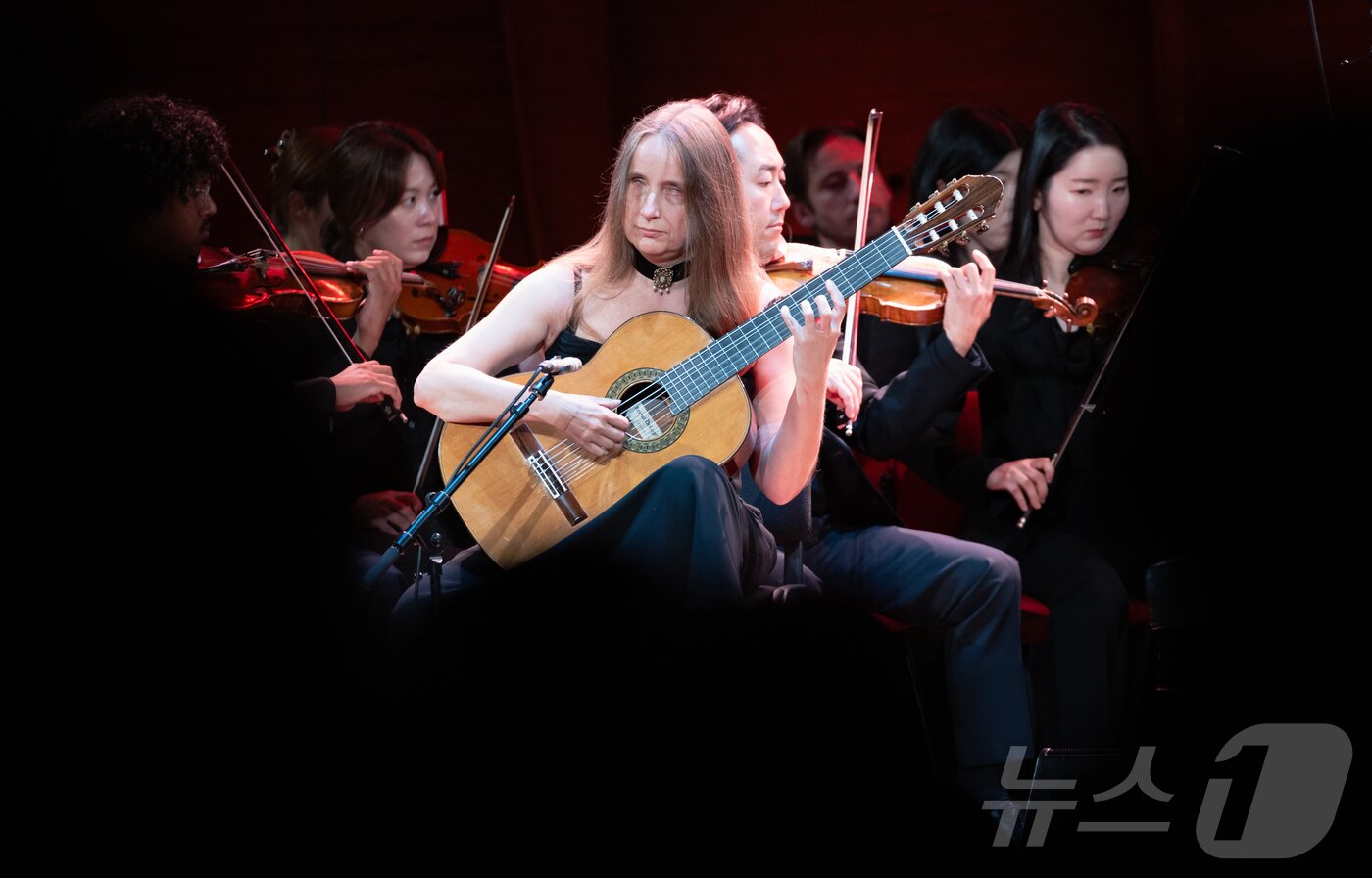 본문 이미지 - 16일&#40;현지시간&#41; 프랑스 파리 유네스코 본부 본회의장에서 열린 국제 시각장애인 음악축제에서 기타리스트 이오아나 간드라부르가 로드리고의 ‘아란후에스 협주곡 2악장 아다지오’를 연주하고 있다. 2025.9.17/뉴스1 ⓒ News1 이준성 기자