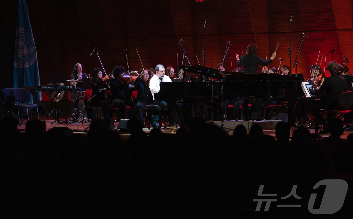 본문 이미지 - 16일&#40;현지시간&#41; 프랑스 파리 유네스코 본부 본회의장에서 열린 국제 시각장애인 음악축제에서 피아니스트 예르코 디포니스가 리아푸노프의 ‘피아노 협주곡 제2번 마장조 작품 38’을 연주하고 있다. 2025.9.17/뉴스1 ⓒ News1 이준성 기자