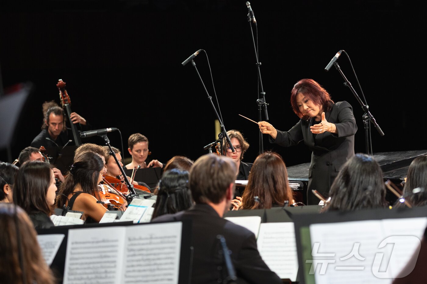 본문 이미지 - 16일&#40;현지시간&#41; 프랑스 파리 유네스코 본부 본회의장에서 열린 국제 시각장애인 음악축제에서 헬렌 차표가 공연의 마지막 곡인 멘델스존 교향곡 제5번 ‘종교개혁’ 4악장&#40;김치국 편곡&#41;을 지휘하고 있다. 2025.9.17/뉴스1 ⓒ News1 이준성 기자