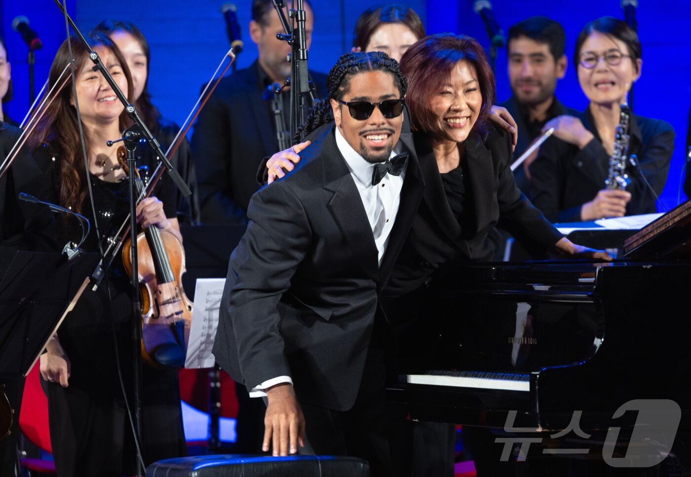 본문 이미지 - 16일&#40;현지시간&#41; 프랑스 파리 유네스코 본부 본회의장에서 열린 국제 시각장애인 음악축제에서 연주를 마친 피아니스트 매튜 휘태커가 관객들에게 인사하고 있다. 2025.9.17/뉴스1 ⓒ News1 이준성 기자