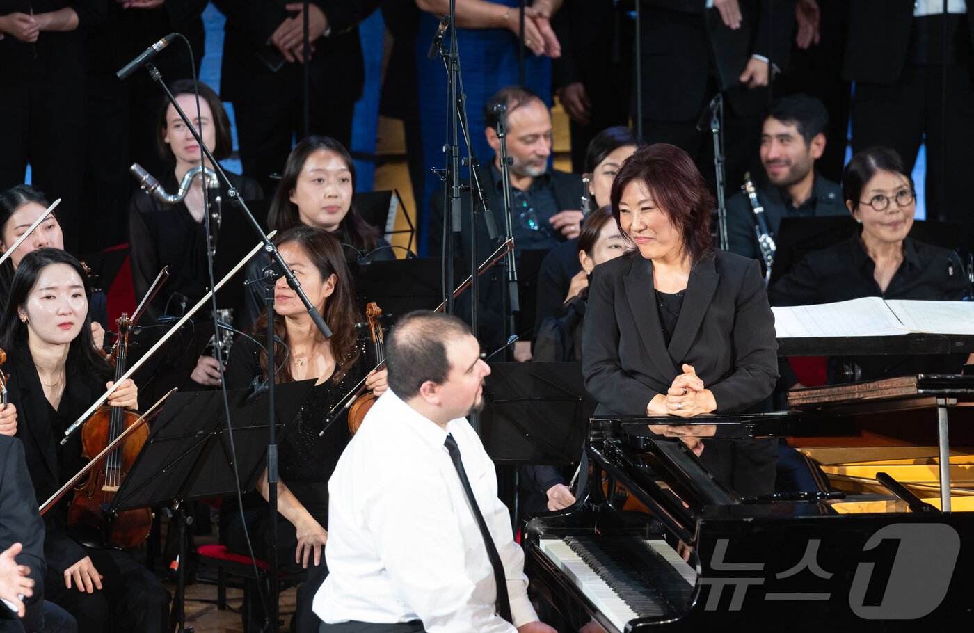 본문 이미지 - 16일&#40;현지시간&#41; 프랑스 파리 유네스코 본부 본회의장에서 열린 국제 시각장애인 음악축제에서 공연의 마지막 곡인 멘델스존 교향곡 제5번 ‘종교개혁’ 4악장&#40;김치국 편곡&#41;의 연주가 끝난 뒤 지휘자 헬렌 차표와 피아니스트 에르코 디포니스가 인사를 나누고 있다. 2025.9.17/뉴스1 ⓒ News1 이준성 기자
