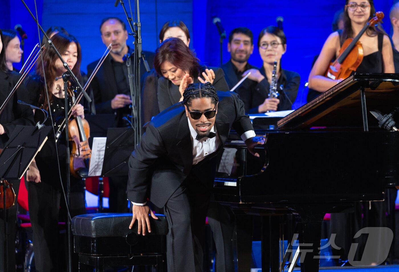 본문 이미지 - 16일&#40;현지시간&#41; 프랑스 파리 유네스코 본부 본회의장에서 열린 국제 시각장애인 음악축제에서 연주를 마친 피아니스트 매튜 휘태커가 관객들에게 인사하고 있다. 2025.9.17/뉴스1 ⓒ News1 이준성 기자