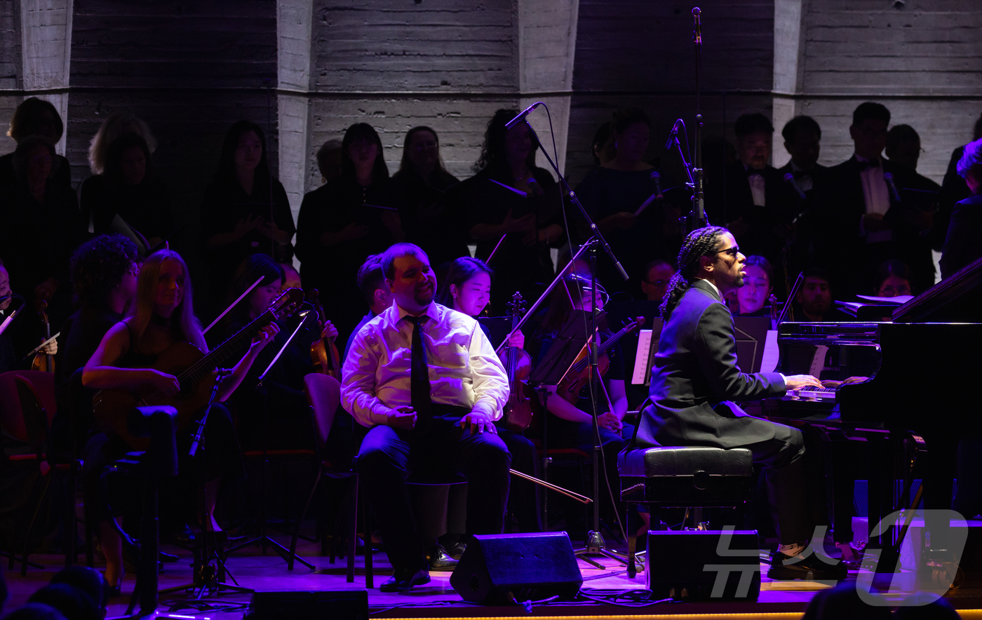 (파리=뉴스1) 이준성 기자 = 16일(현지시간) 프랑스 파리 유네스코 본부 본회의장에서 열린 국제 시각장애인 음악축제에서 모든 공연자가 무대에 올라 공연의 마지막 곡인 멘델스존 …