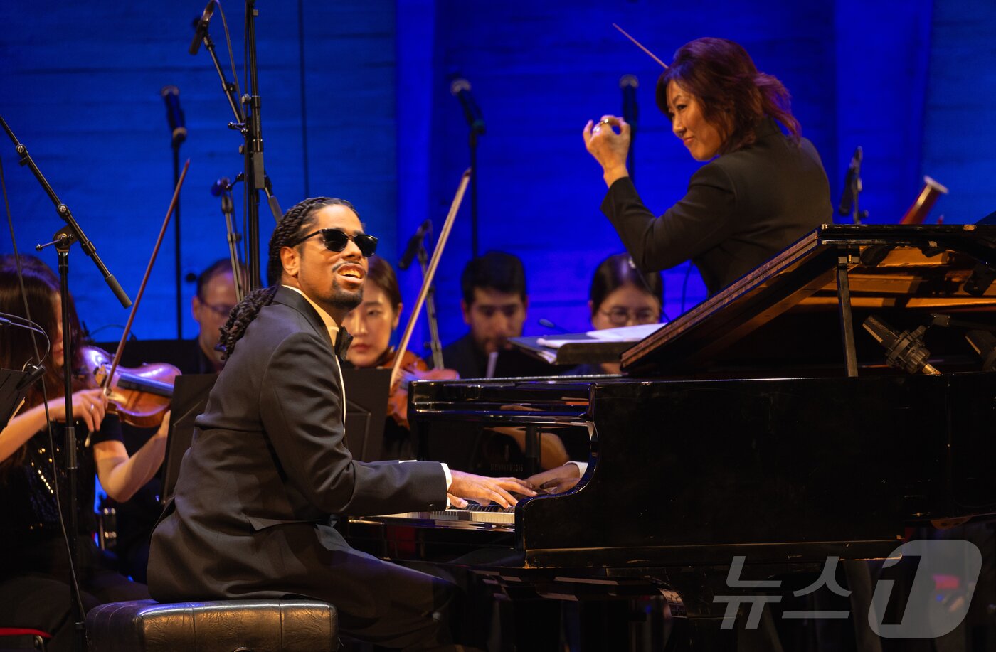 본문 이미지 - 16일&#40;현지시간&#41; 프랑스 파리 유네스코 본부 본회의장에서 열린 국제 시각장애인 음악축제에서 피아니스트 매튜 휘태커와 지휘자 헬렌 차표가 거슈윈의 ‘랩소디 인 블루’를 연주하고 있다. 2025.9.17/뉴스1 ⓒ News1 이준성 기자