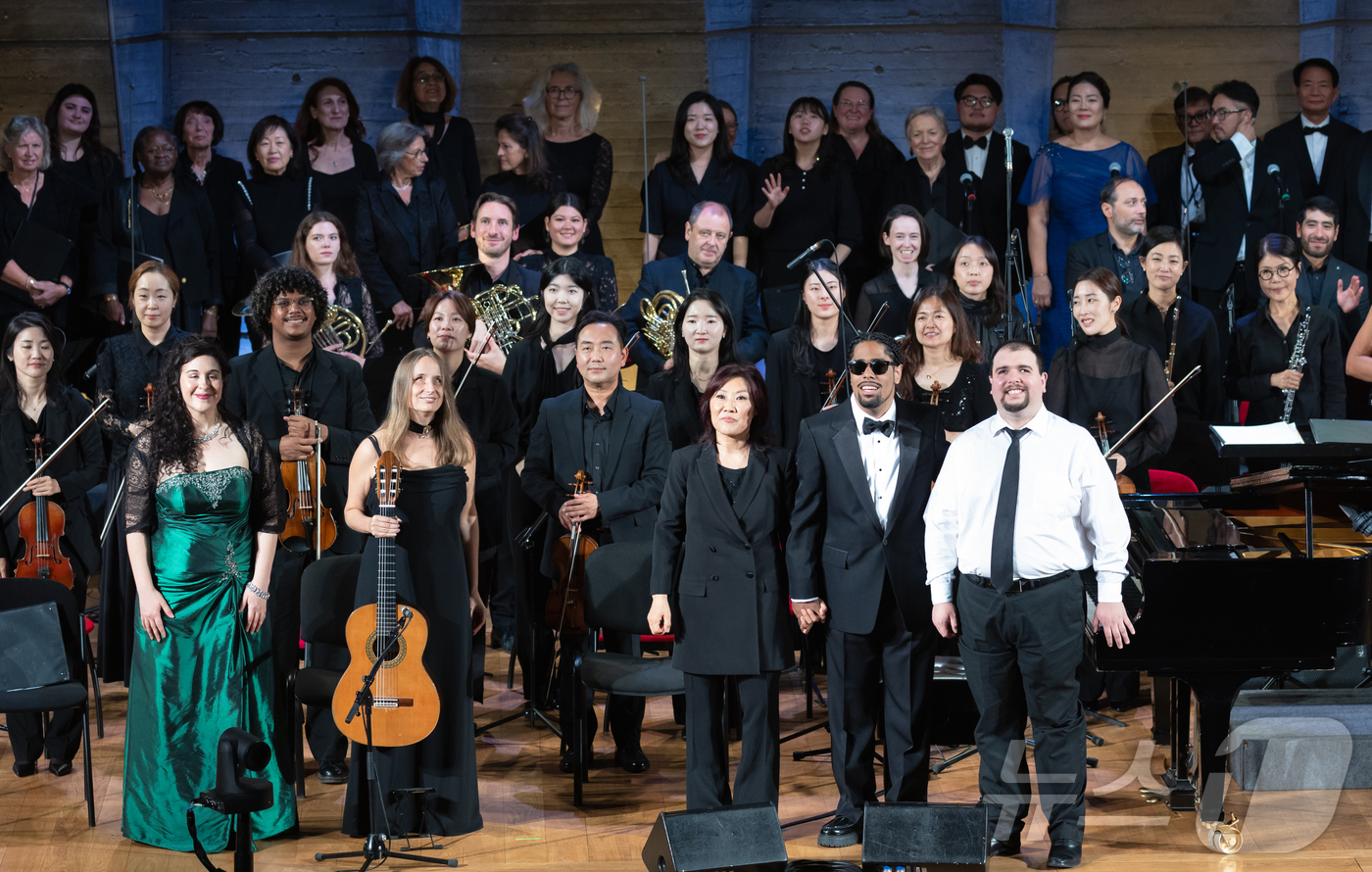 (파리=뉴스1) 이준성 기자 = 16일(현지시간) 프랑스 파리 유네스코 본부 본회의장에서 열린 국제 시각장애인 음악축제에서 공연의 마지막 곡인 멘델스존 교향곡 제5번 ‘종교개혁’ …