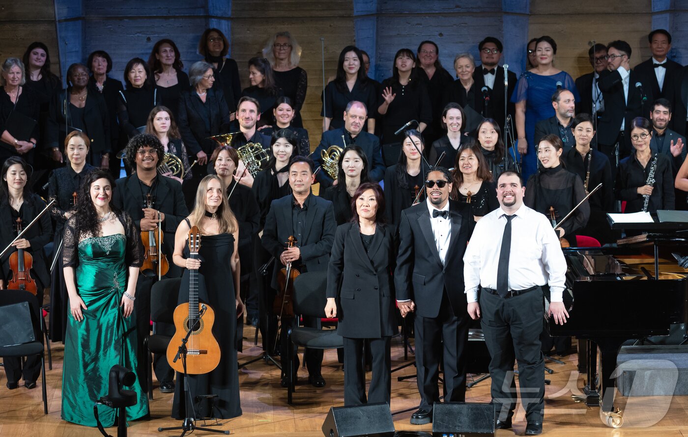 본문 이미지 - 16일&#40;현지시간&#41; 프랑스 파리 유네스코 본부 본회의장에서 열린 국제 시각장애인 음악축제에서 공연의 마지막 곡인 멘델스존 교향곡 제5번 ‘종교개혁’ 4악장&#40;김치국 편곡&#41;의 연주가 끝난 뒤 연주자들이 무대에 올라 관객에게 인사하고 있다. 2025.9.17/뉴스1 ⓒ News1 이준성 기자