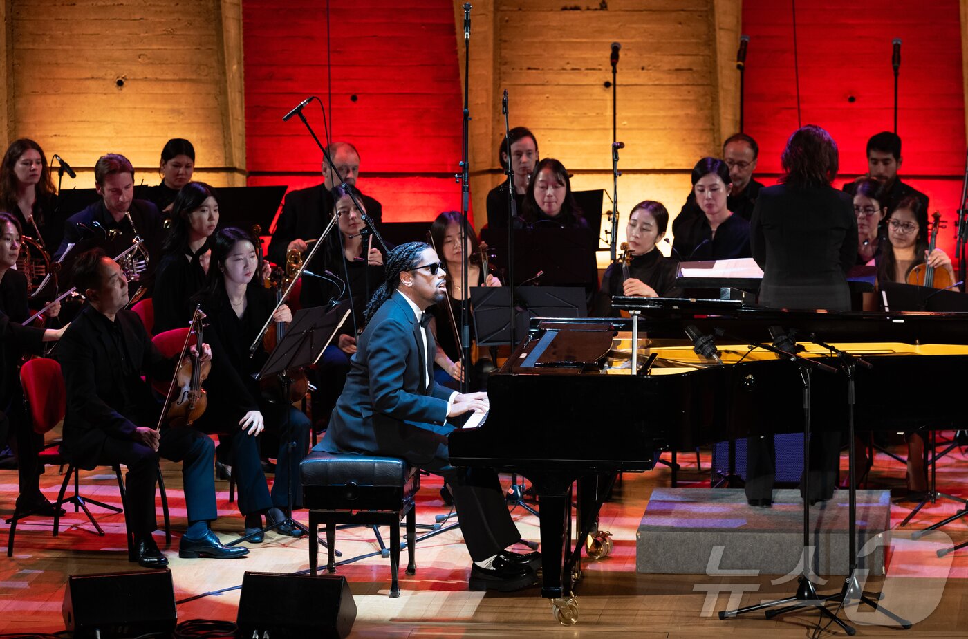 본문 이미지 - 16일&#40;현지시간&#41; 프랑스 파리 유네스코 본부 본회의장에서 열린 국제 시각장애인 음악축제에서 피아니스트 매튜 휘태커가 거슈윈의 ‘랩소디 인 블루’를 연주하고 있다. 2025.9.17/뉴스1 ⓒ News1 이준성 기자