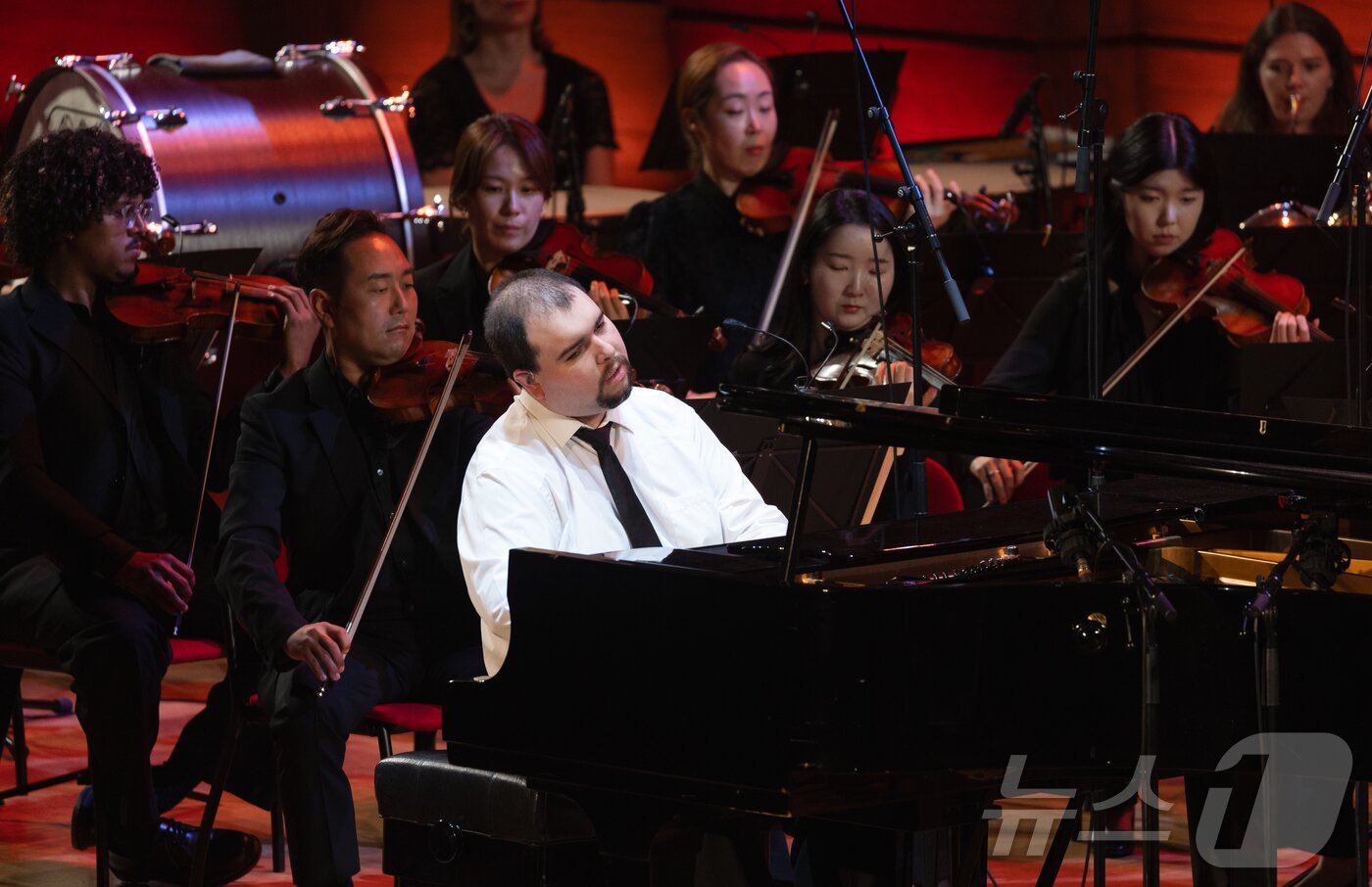 본문 이미지 - 16일&#40;현지시간&#41; 프랑스 파리 유네스코 본부 본회의장에서 열린 국제 시각장애인 음악축제에서 피아니스트 예르코 디포니스가 리아푸노프의 ‘피아노 협주곡 제2번 마장조 작품 38’을 연주하고 있다. 2025.9.17/뉴스1 ⓒ News1 이준성 기자