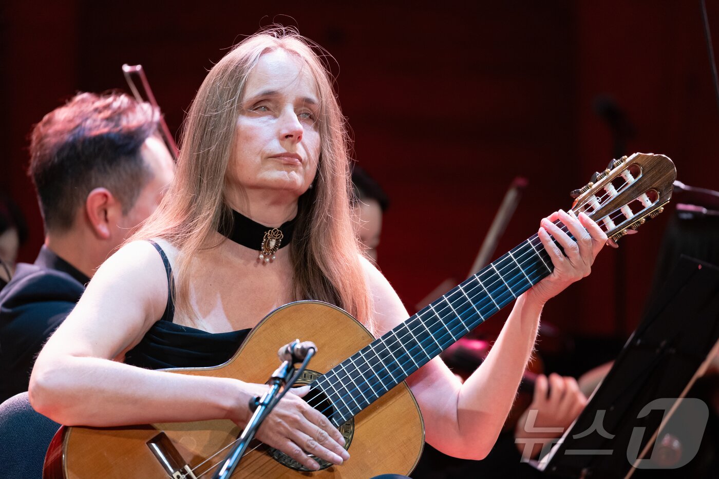 본문 이미지 - 16일&#40;현지시간&#41; 프랑스 파리 유네스코 본부 본회의장에서 열린 국제 시각장애인 음악축제에서 기타리스트 이오아나 간드라부르가 로드리고의 ‘아란후에스 협주곡 2악장 아다지오’를 연주하고 있다.. 2025.9.17/뉴스1 ⓒ News1 이준성 기자