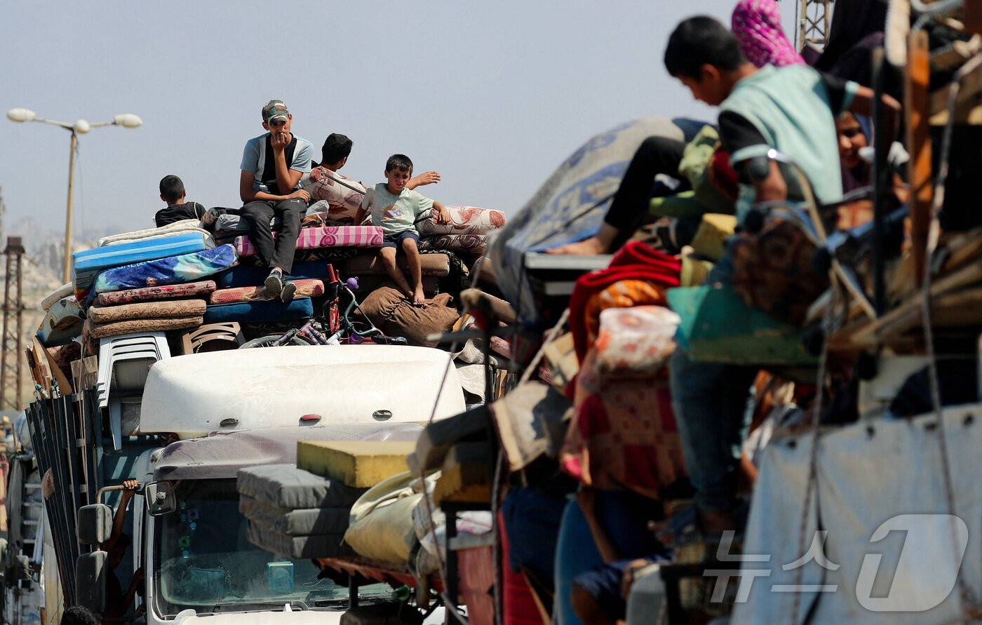 본문 이미지 - 16일&#40;현지시간&#41; 팔레스타인 피난민들이 가자지구 남쪽으로 이동하고 있다. 2025.09.16. ⓒ 로이터=뉴스1 ⓒ News1 윤다정 기자