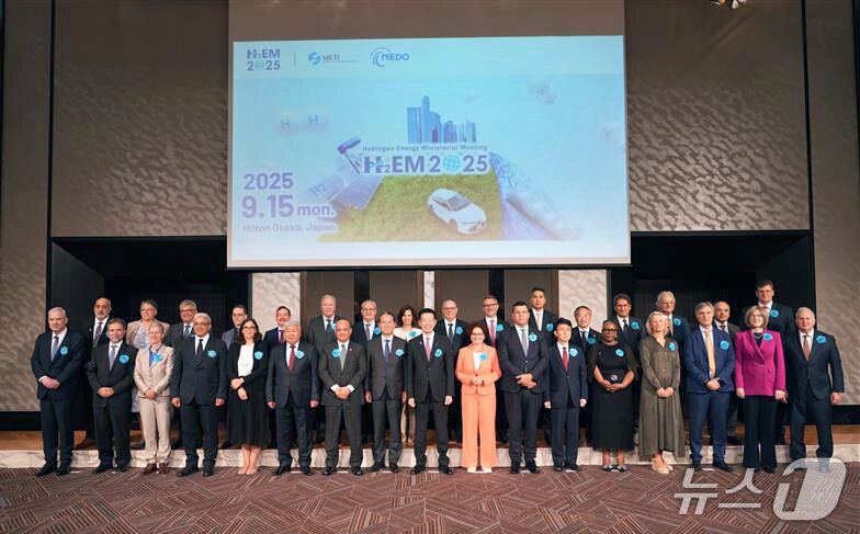 본문 이미지 - 켄 라미레즈 현대자동차그룹 에너지·수소사업본부 부사장(첫 줄 오른쪽 끝)이 15일 일본 오사카 힐튼호텔에서 열린 제7차 수소장관 에너지회의와 제1차 지속가능연료 장관회의에 참석해 관계자들과 기념 사진을 촬영했다(현대차그룹 제공). 2025.09.15.
