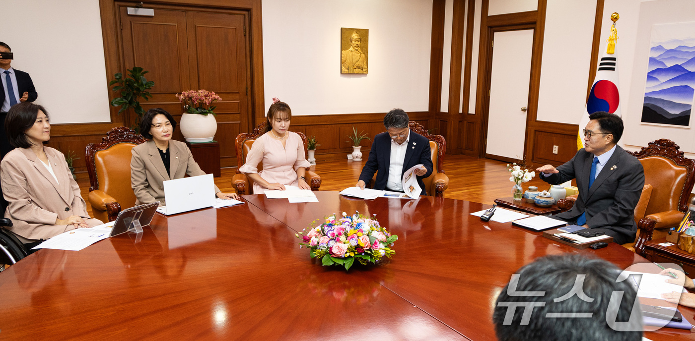 (서울=뉴스1) 유승관 기자 = 우원식 국회의장이 17일 서울 여의도 국회에서 장애인 의원단을 접견, 장애인 정책 간담회에서 인사말을 하고 있다. 오른쪽부터 우 의장, 더불어민주당 …