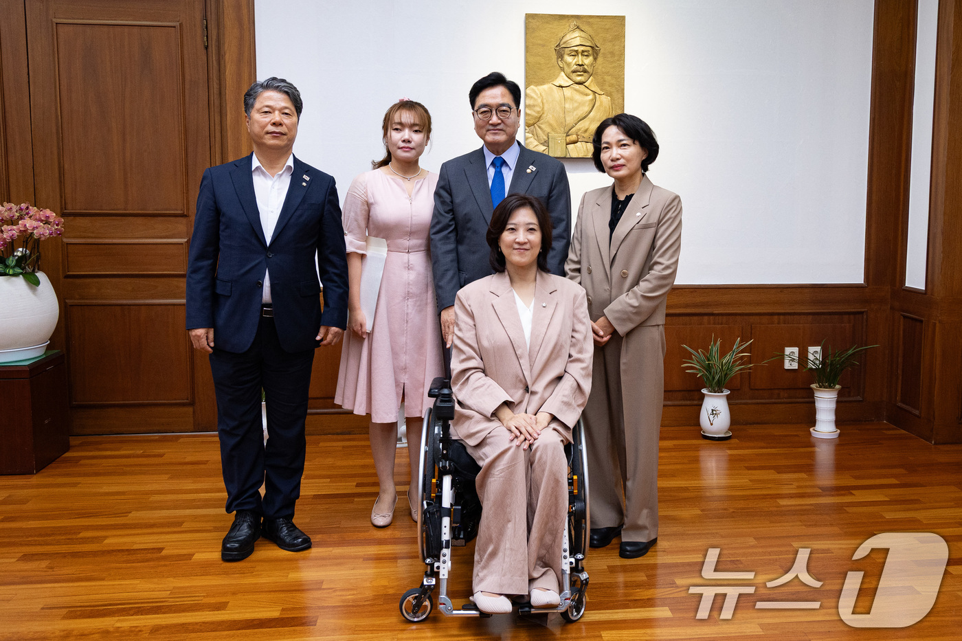 (서울=뉴스1) 유승관 기자 = 우원식 국회의장이 17일 서울 여의도 국회에서 장애인 의원단을 접견, 장애인 정책 간담회에 앞서 기념 촬영을 하고 있다.왼쪽부터 시계방향으로 더불어 …