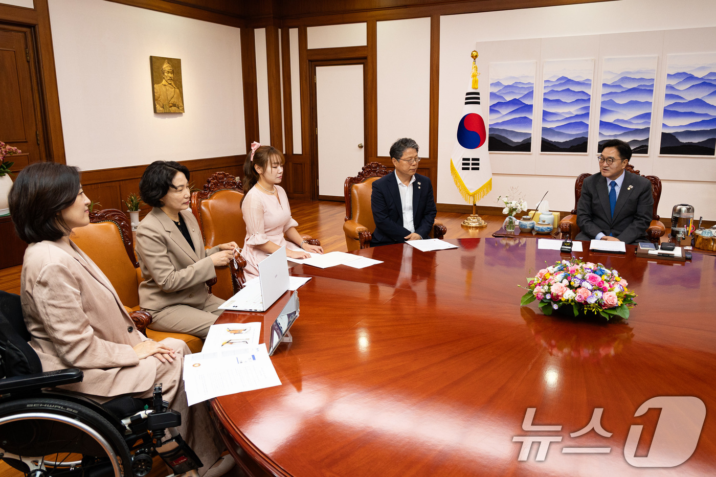 (서울=뉴스1) 유승관 기자 = 우원식 국회의장이 17일 서울 여의도 국회에서 장애인 의원단을 접견, 장애인 정책 간담회에서 인사말을 하고 있다. 오른쪽부터 우 의장, 더불어민주당 …