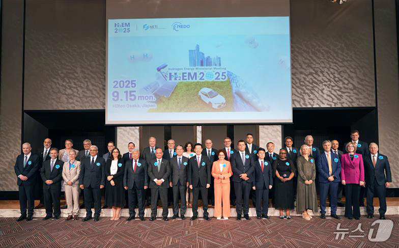 (서울=뉴스1) = 현대차그룹은 지난 15일 일본 오사카 힐튼호텔에서 열린 제7차 수소장관 에너지회의와 제1차 지속가능연료 장관회의에 참석해 글로벌 수소 활성화에 대한 필요성을 강 …