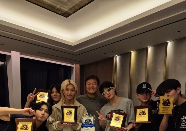 박진영, 순금 160돈 쐈다…스트레이 키즈에 '빌보드 신기록' 기념 선물