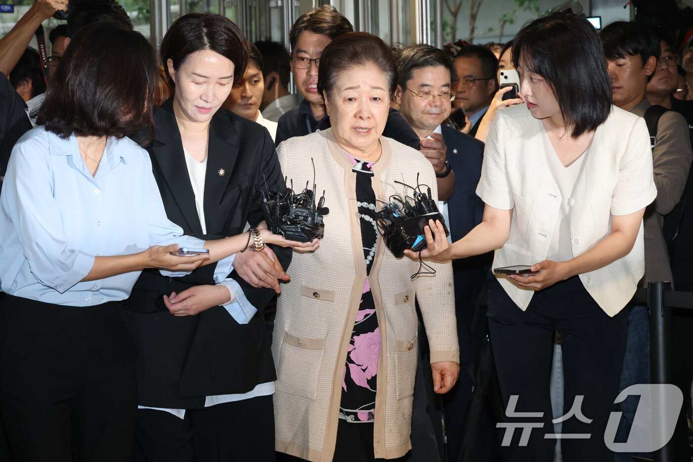 본문 이미지 - 불법 정치 자금 제공 혐의를 받는 한학자 통일교 총재가 17일 오전 서울 종로구 김건희 특검팀&#40;특별검사 민중기&#41; 사무실에 출석하고 있다. 2025.9.17/뉴스1 ⓒ News1 이광호 기자